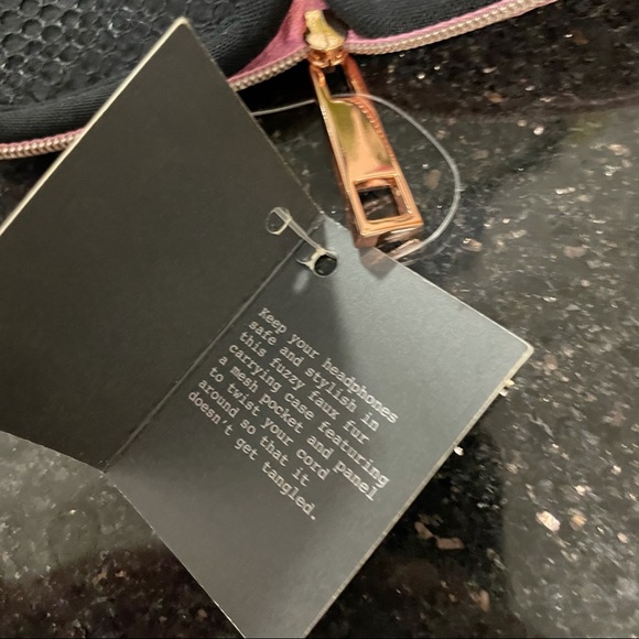 NWT 🎧 Pink Zip Up Velvet Headphone Case - Picture 4 of 7